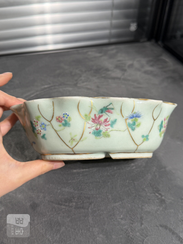 清中期粉青釉粉彩折枝花卉纹荷叶形水盂 - 图4